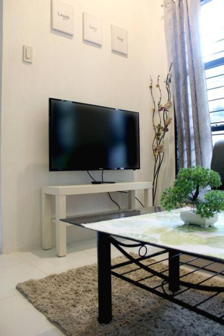 Home Away From Home. Bacolod Buitenkant foto